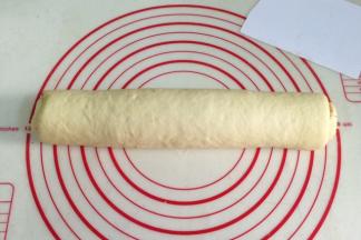 卷好面团后，捏紧收口，收口朝下放置。