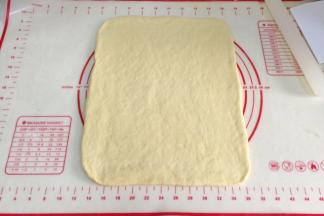 将面团擀成长约30厘米，宽约24厘米的长方形状。