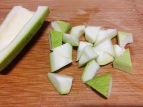 将西葫芦切斜刀块。