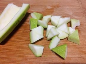 将西葫芦切斜刀块。