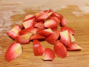 将胡萝卜切斜刀块。