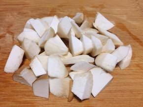 将杏鲍菇切斜刀块。