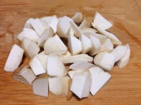 将杏鲍菇切斜刀块。