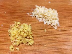 将大蒜、生姜切小碎末。