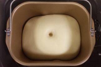 整理好面团，继续放在面包机内发至2倍大，手指沾面粉戳孔，不塌陷不回弹即可。