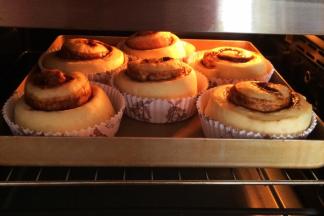 把面团继续放入预热好的烤箱中层，上下火180度约20分钟。（具体烘烤温度和时间请按各自烤箱情况调整，面包表面上色后可盖锡纸，防止颜色烤深）