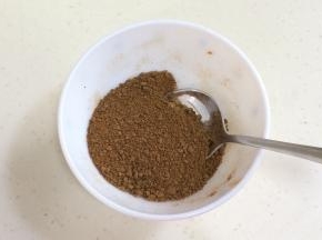 把红糖粉和肉桂粉放入小碗中，搅拌混合均匀备用。