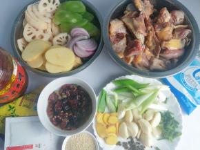 所有材料洗干净，切块，切片，切丝。鸡肉先用料酒，胡椒粉腌制半小时。