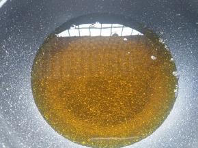 锅里倒入适量油加热。