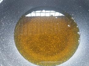 锅里倒入适量油加热。