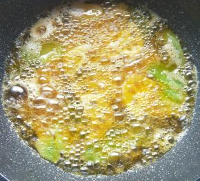 放入蔬菜，炸至表面金黄，捞出控油。