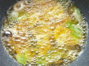 放入蔬菜，炸至表面金黄，捞出控油。