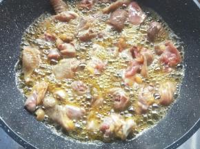 放入鸡肉块，炸至表面金黄。