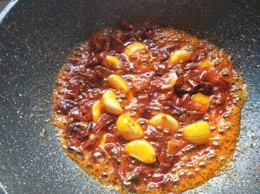 锅底留少量油，放入辣椒酱干锅酱炒香。加入生姜，蒜，花椒炒出香味。