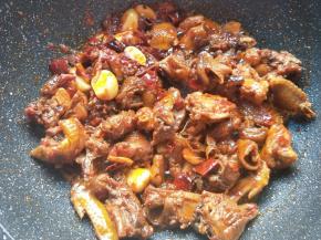 放入鸡块翻炒。