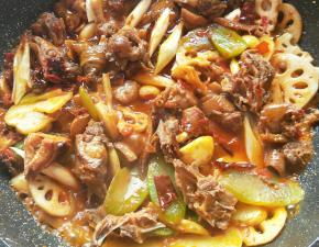 继续放入蔬菜翻炒。撒上些许盐，芝麻出锅。