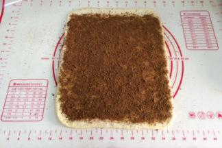 将拌好的肉桂红糖粉均匀的撒在面片上。