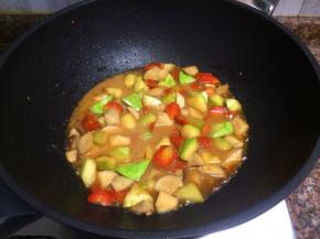 倒入料汁勾芡，翻炒15秒即可出锅！