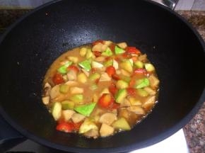 倒入料汁勾芡，翻炒15秒即可出锅！