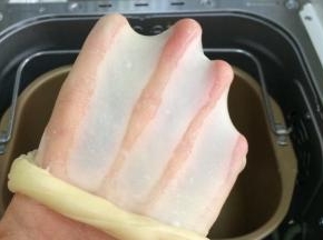 继续约揉至20分钟，面团表面光滑且具有延展性，可以拉出薄膜。
