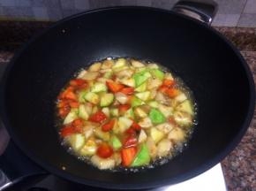 倒入半碗清水煮开，煮至汤汁浓稠。