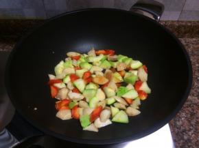 加入适量生抽和盐翻炒均匀。