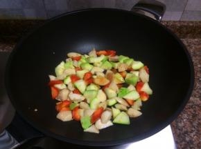 加入适量生抽和盐翻炒均匀。