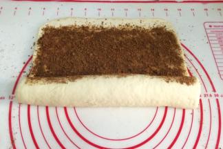 从下往上卷起面团。