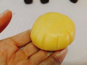 用刀背压出小南瓜的瓣