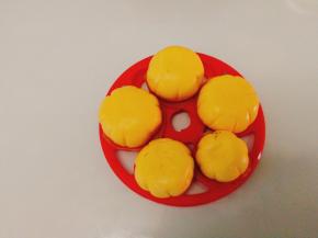 还没都弄好，小宝吵着吃，我贪方便就用煮蛋器来操作