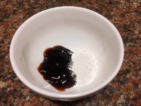取碗加入一勺淀粉，一勺蚝油，加入半碗清水拌匀。