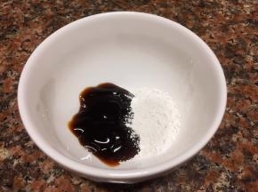 取碗加入一勺淀粉，一勺蚝油，加入半碗清水拌匀。
