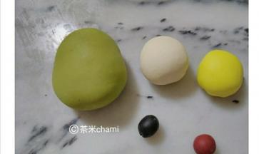 把材料1全部搅匀和成团，揉光滑。 称出130克的面团加入菠菜粉，揉光滑。 称出15克的面团加入南瓜粉，揉光滑。 再称两块小小的面团，分别加入黑炭粉和红曲粉。 ～如图，南瓜粉，揉多。