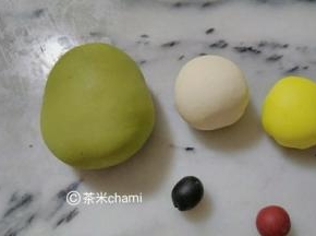 把材料1全部搅匀和成团，揉光滑。 称出130克的面团加入菠菜粉，揉光滑。 称出15克的面团加入南瓜粉，揉光滑。 再称两块小小的面团，分别加入黑炭粉和红曲粉。 ～如图，南瓜粉，揉多。
