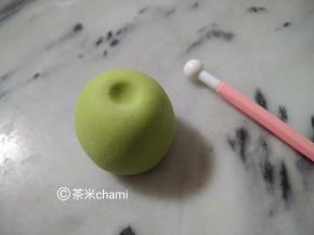 青蛙分头部和身体， 头部是35克 身体是50克 手是2克 脚是3克 图片中是身体的部分，先搓圆后，再搓成圆柱体，再用圆形压一压。 尽量搓高点，因为发酵后会变矮变胖的。