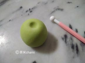 青蛙分头部和身体， 头部是35克 身体是50克 手是2克 脚是3克 图片中是身体的部分，先搓圆后，再搓成圆柱体，再用圆形压一压。 尽量搓高点，因为发酵后会变矮变胖的。