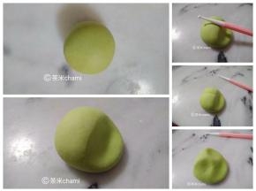 将35克的菠菜面团揉圆， 然后用手指压扁三分之一处(如图) 翻糖工具往圆的那头压出线。 再来用手指按压出眼窝。