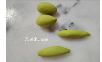 接下来是手和脚， 手是2克面团，搓长条形。 脚是3克面团，搓一头圆一头尖。 