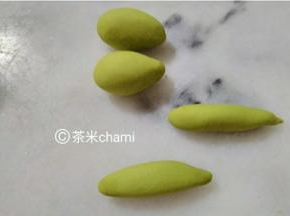 接下来是手和脚， 手是2克面团，搓长条形。 脚是3克面团，搓一头圆一头尖。 