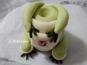 手也沾水贴到身体上去。