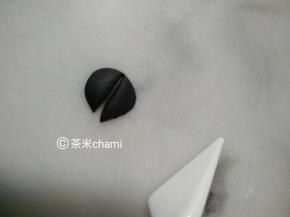黑面搓圆，压平，对切。搓两条细线当睫毛，贴到眼睛上。