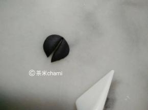 黑面搓圆，压平，对切。搓两条细线当睫毛，贴到眼睛上。