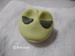 把做好的眼睛贴在眼窝上。
全部做好后，设置烤箱30度发酵半小时，开水蒸十分钟，缓一分钟揭盖。