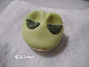 把做好的眼睛贴在眼窝上。
全部做好后，设置烤箱30度发酵半小时，开水蒸十分钟，缓一分钟揭盖。