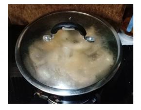 盖上盖子稍微焖一会儿让鱼腩熟透
