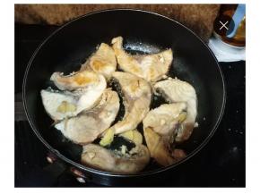 两面煎好后把腌制鱼腩酱汁倒入锅里，再放少许料酒、白糖调味
