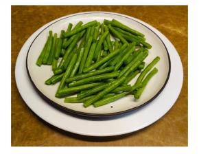 豆角剪或切成段，洗净备用