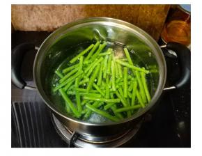 锅里水开后放少许油再放入豆角段灼至熟后捞起备用；锅不用关火继续大火烧水