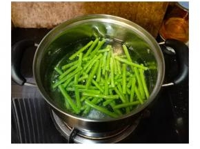 锅里水开后放少许油再放入豆角段灼至熟后捞起备用；锅不用关火继续大火烧水