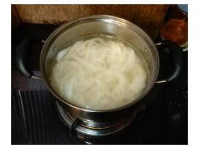锅里的水再烧开着放入河粉立即关火，河粉在水里浸泡1分钟